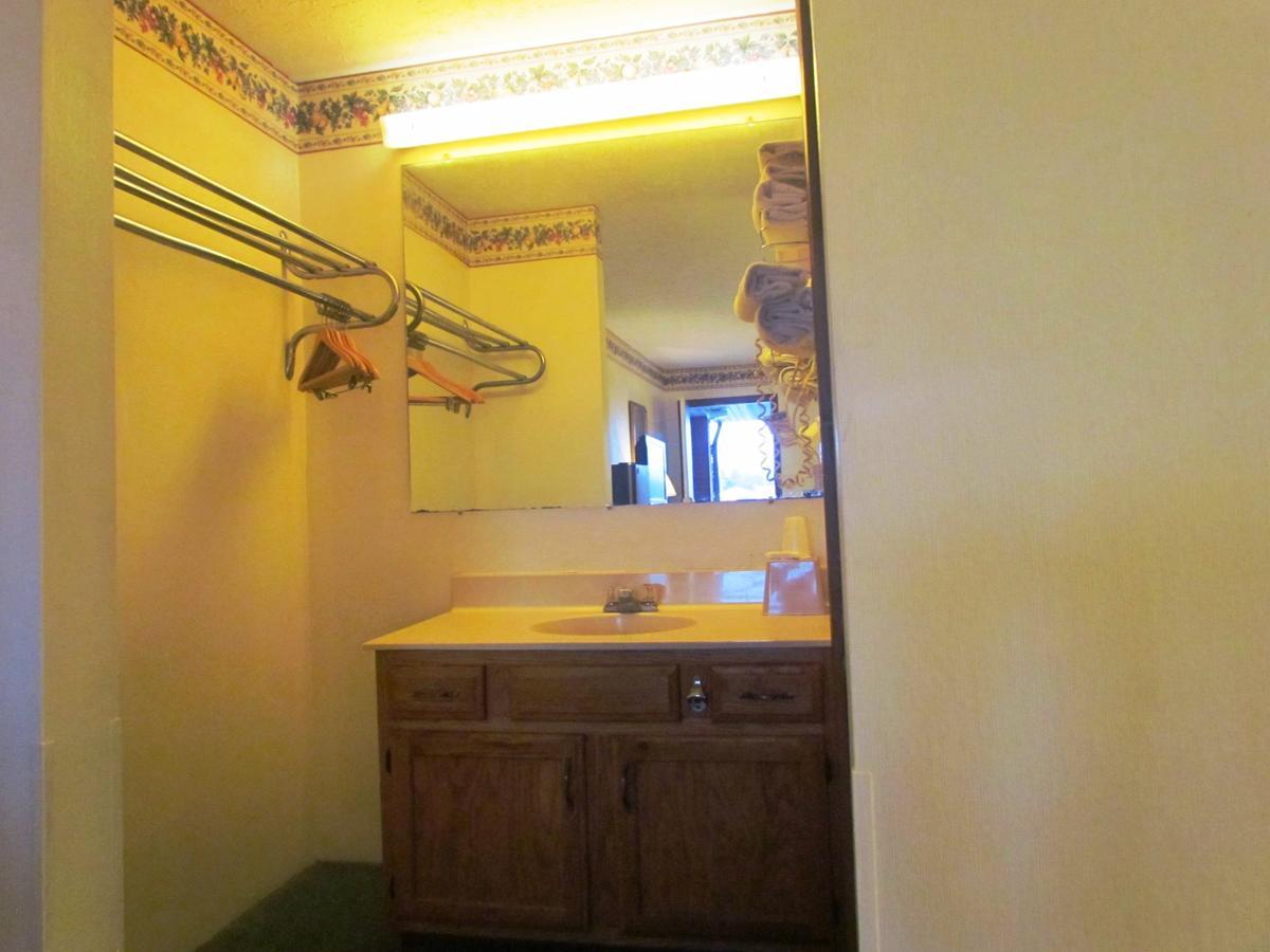 Travel Inn & Suites Frankfort エクステリア 写真